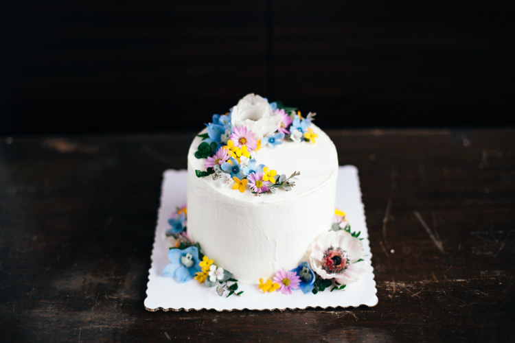 「小小私廚工作室」花藝蛋糕﻿生日訂製：淡雅藍黃白花藝蛋糕﻿