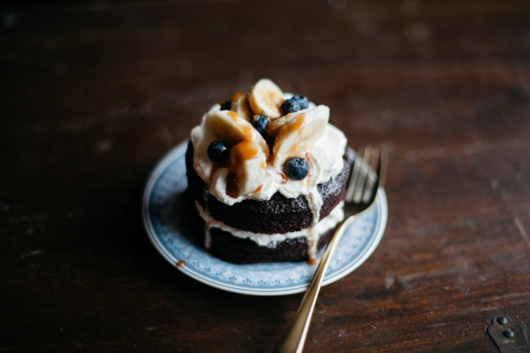 「小小甜點」巧克力永遠的好朋友：焦糖香蕉巧克力蛋糕 Caramel Banana Chocolate Layer Cake