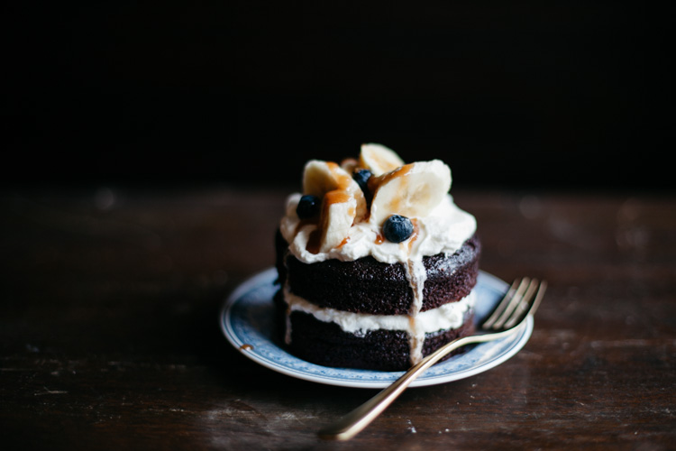 「小小甜點」巧克力永遠的好朋友：焦糖香蕉巧克力蛋糕 Caramel Banana Chocolate Layer Cake